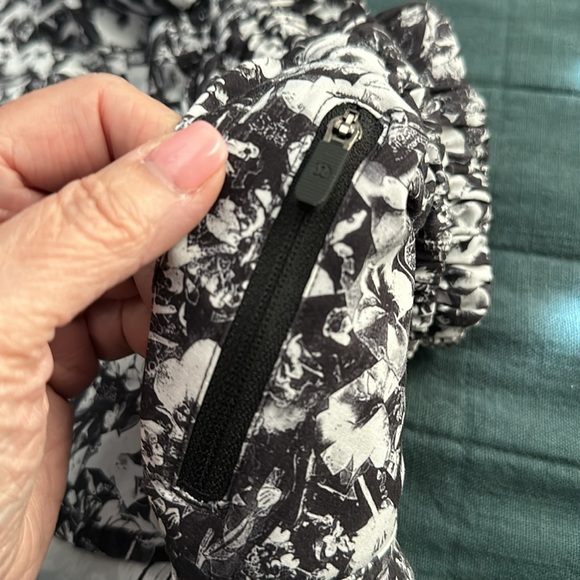 LIKE NEW! Lululemon Tracker Short V (4") - Picture 12 of 15